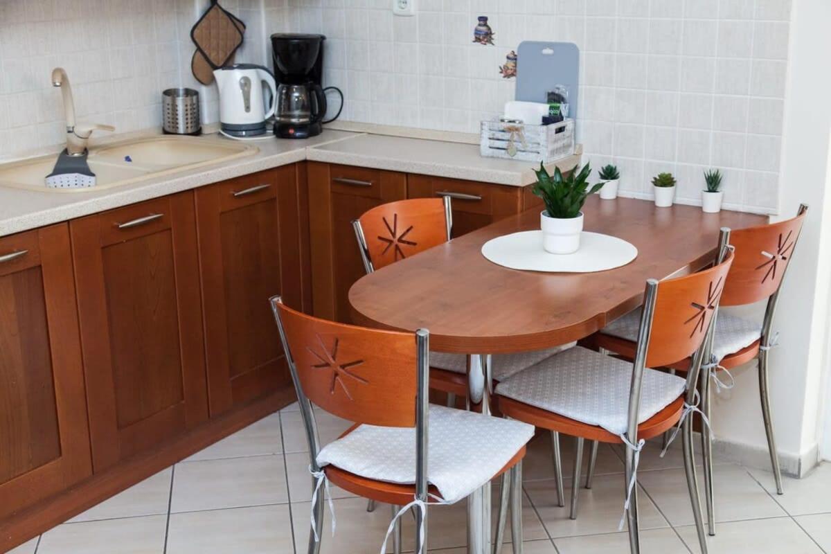 Lovely Apt In Peristeri Atenas Exterior foto