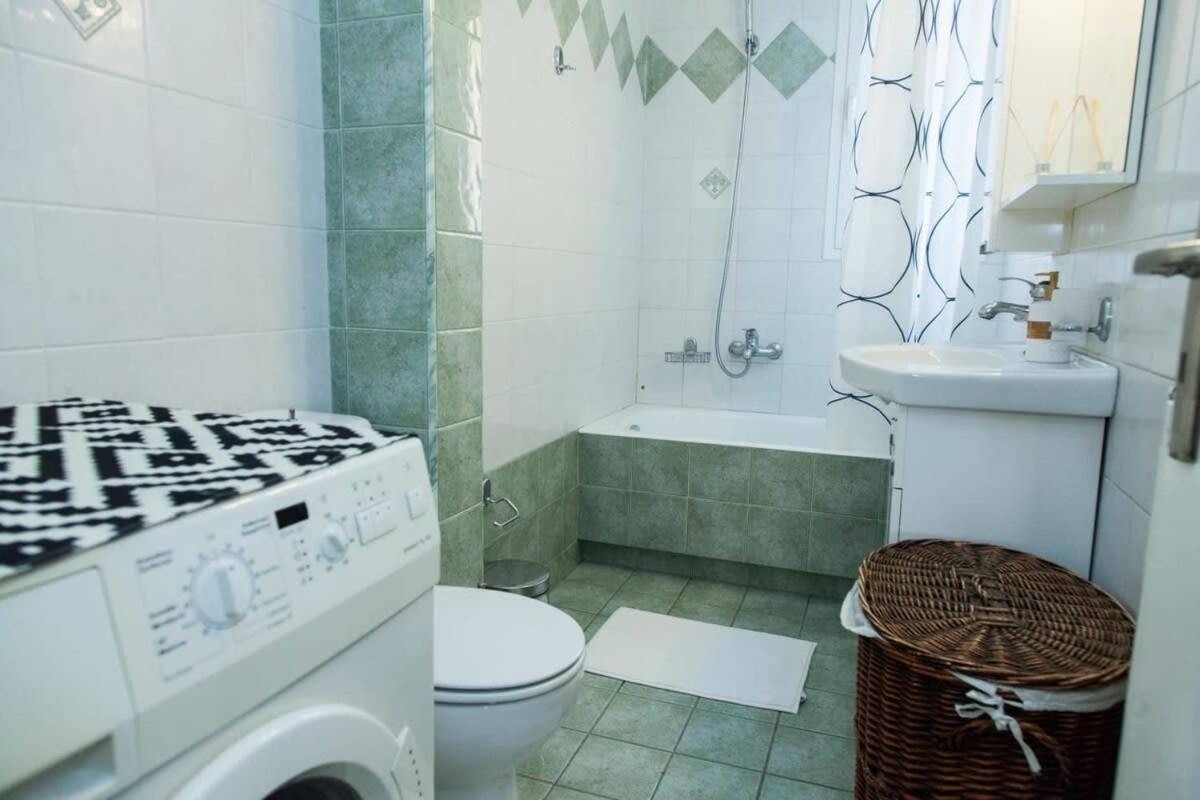 Lovely Apt In Peristeri Atenas Exterior foto