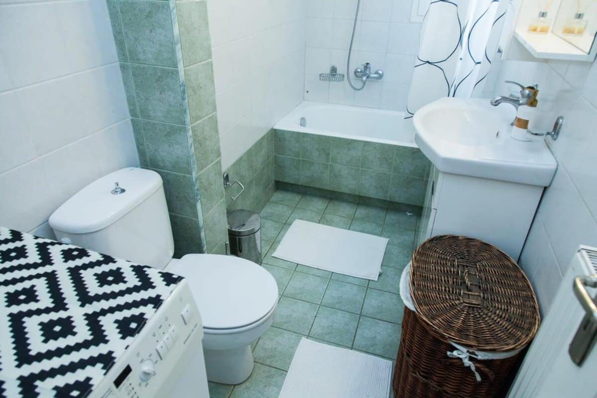 Lovely Apt In Peristeri Atenas Exterior foto